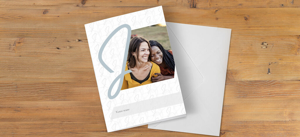 Una tarjeta de felicitación con una letra J como elemento de diseño. Fondo con una escena alegre.