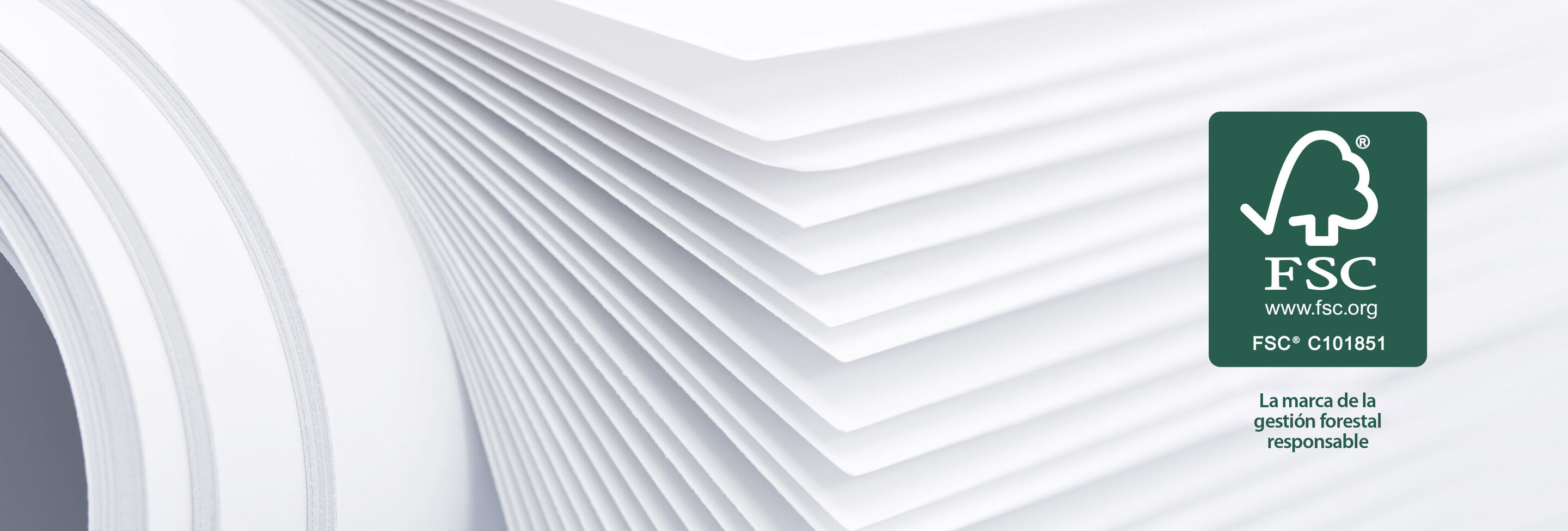 Estructuras de hojas de papel blancas con el logo FSC para gestión forestal sostenible