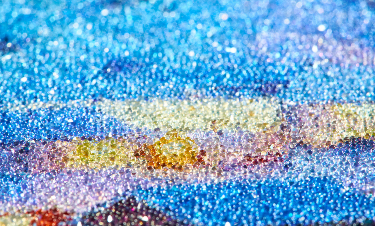 Plano detalle de cristales Swarovski® sobre cuadro mural CEWE, mostrando textura brillante y destellos de color.