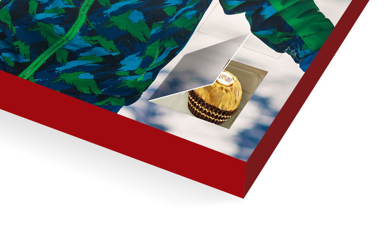 Vista detalle de un álbum de fotos con diseño y marco rojo.