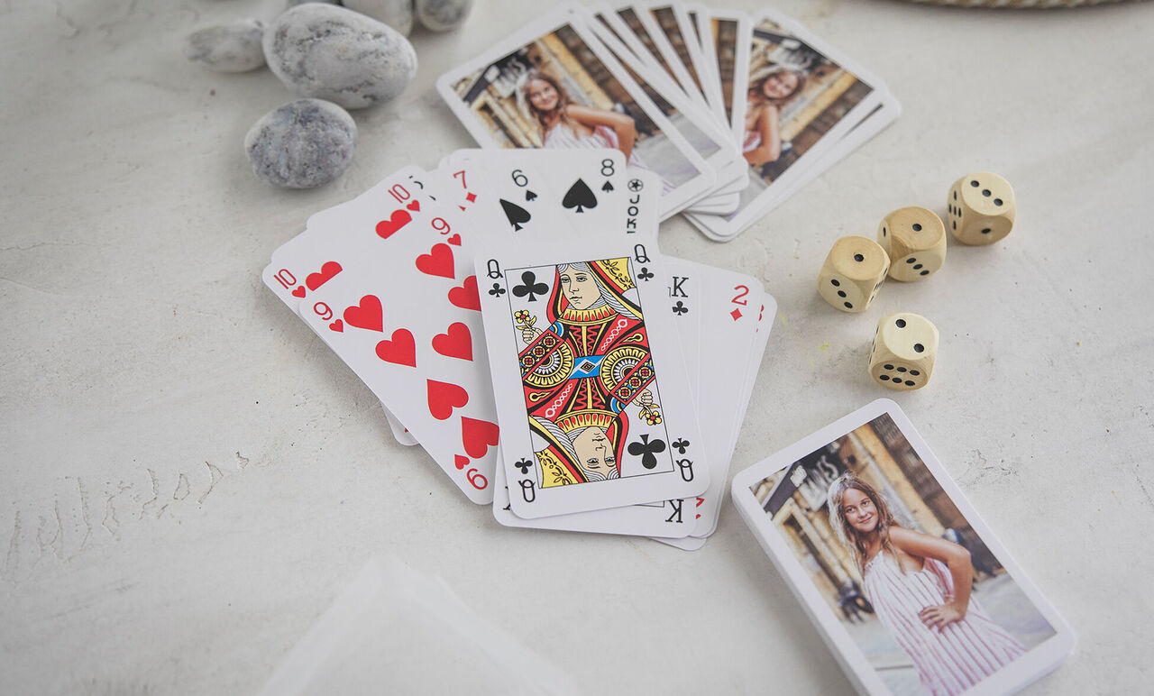Baraja de cartas de póker con fotos personalizadas en reverso.