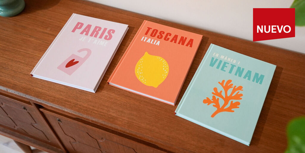 Tres álbumes de fotos de la Colección Mundo con diseños coloridos, dedicados a París, Toscana y Vietnam.