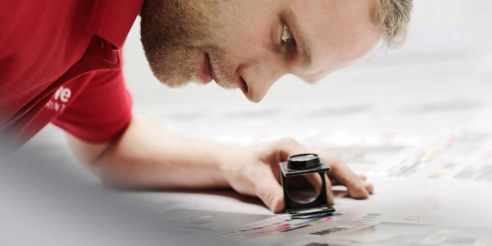 Un empleado creativo inspira ideas en la edición de fotos.