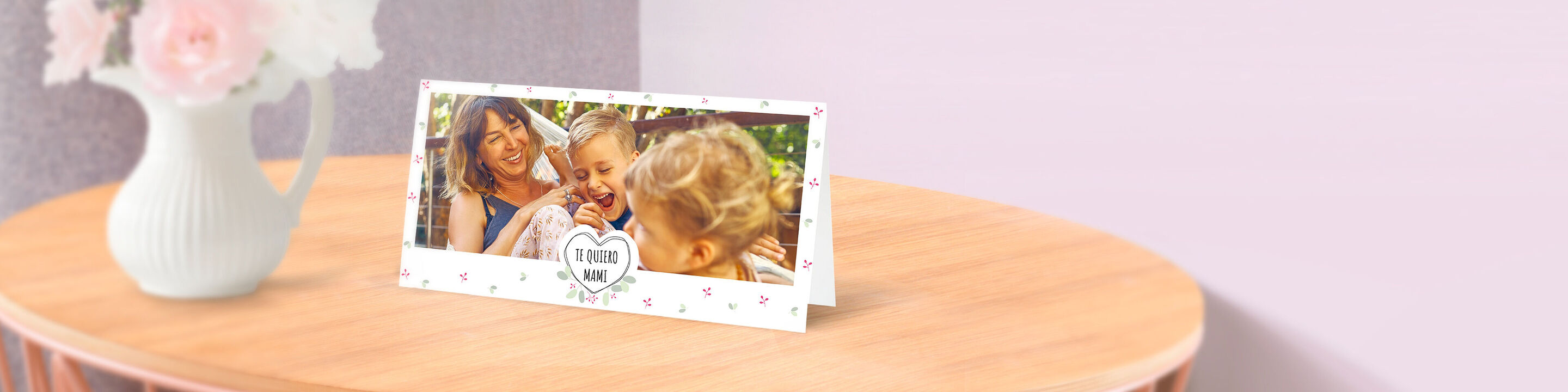 Dos mujeres abrazando a una niña pequeña al aire libre; una escena cálida y alegre.