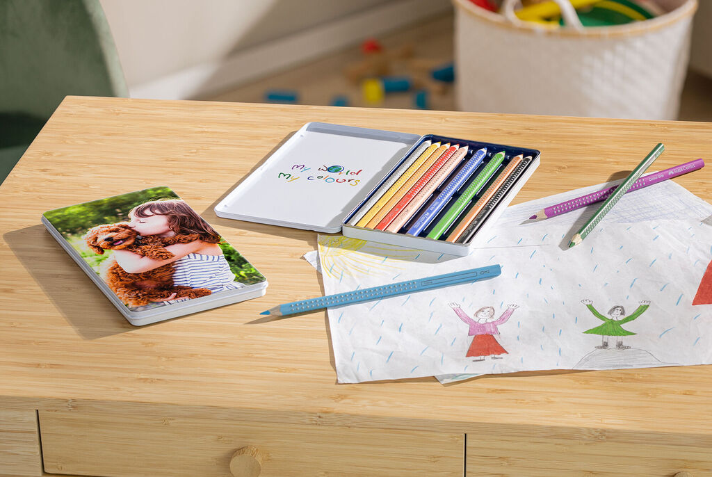 Una escena amorosa con un álbum de fotos de CEWE, con una persona abrazando a un animal.