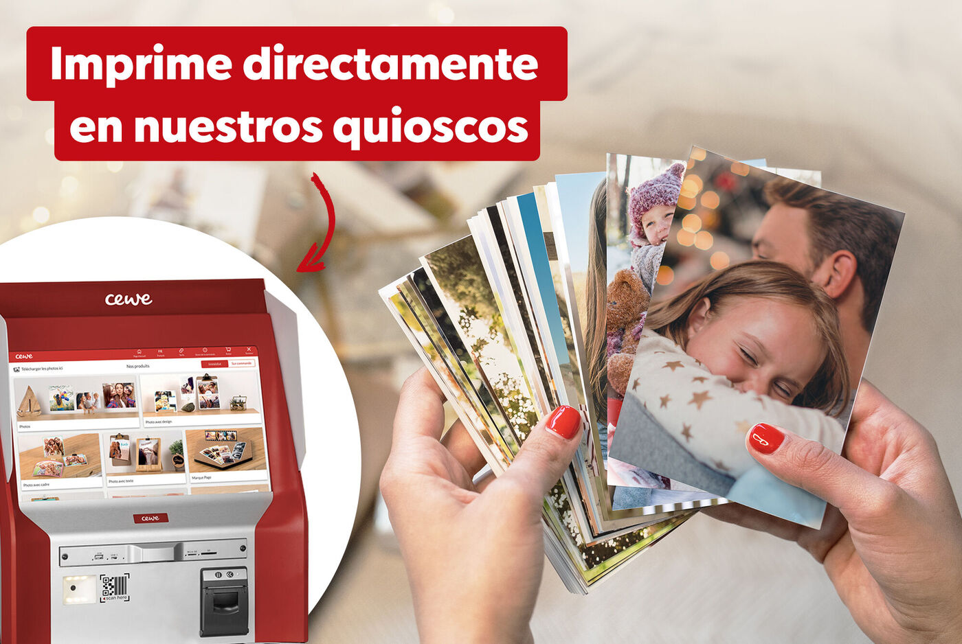 Quiosco con servicio de impresión de fotos de CEWE y una mano sosteniendo fotos reveladas al instante en una tienda.