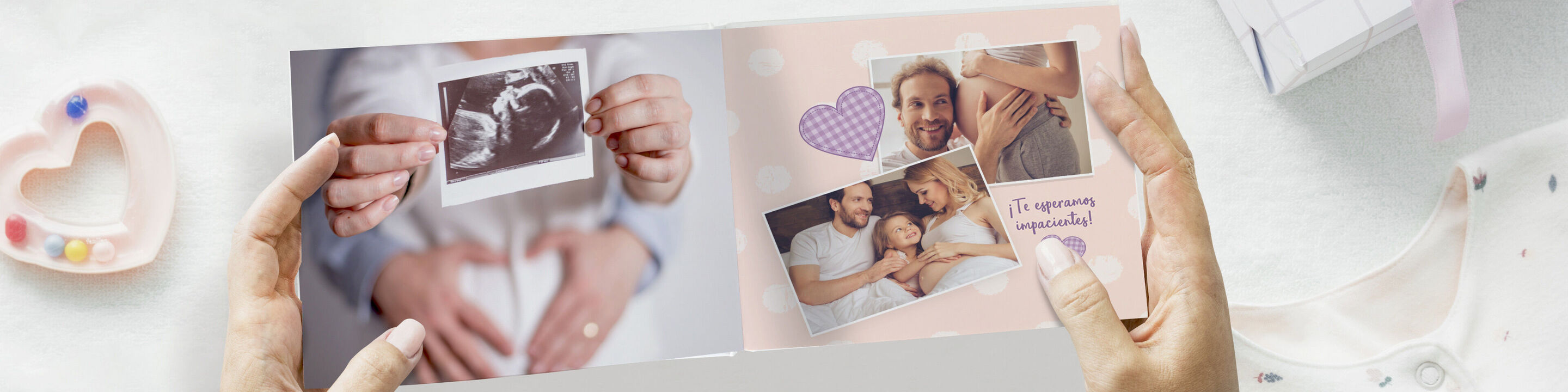 Dos manos sosteniendo fotos en un CEWE ÁLBUM sobre suaves y claros fondos con recuerdos cálidos y personales.