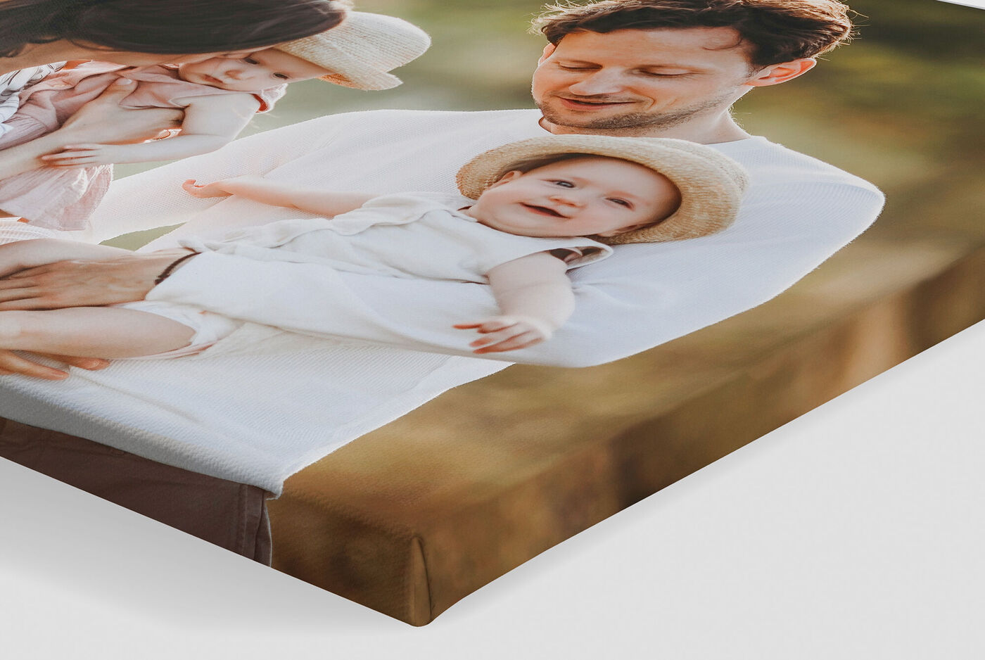 Una pareja feliz sostiene a su bebé con cariño. Disfrutan de momentos juntos al aire libre.