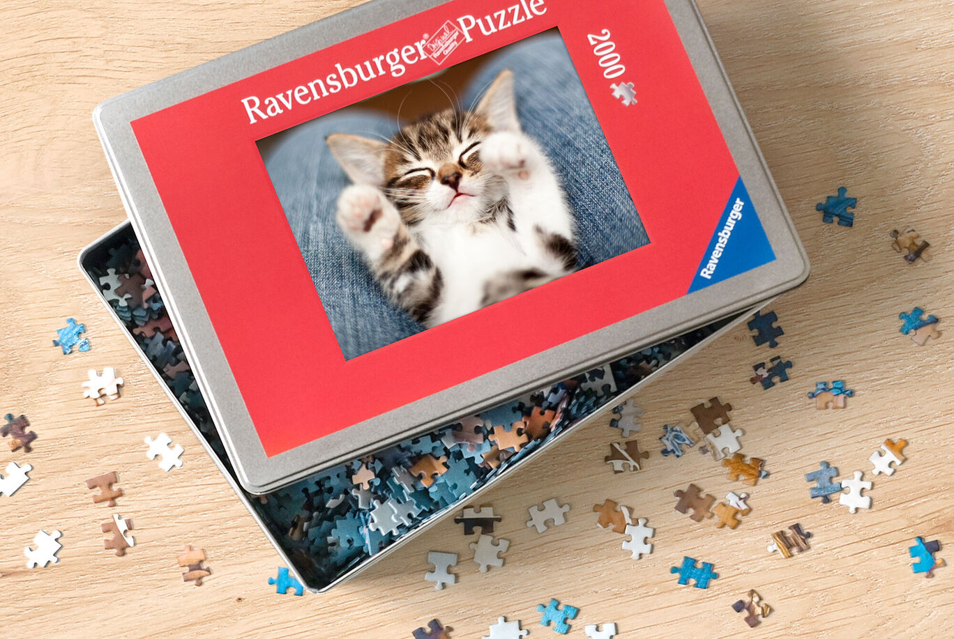 Un gato duerme feliz en el suelo. Piezas de rompecabezas están esparcidas.