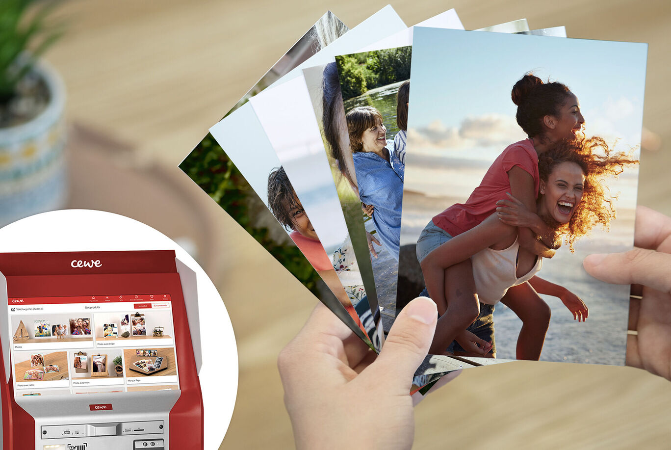 Manos sosteniendo varias fotos de momentos alegres, visible el servicio de imágenes CEWE.