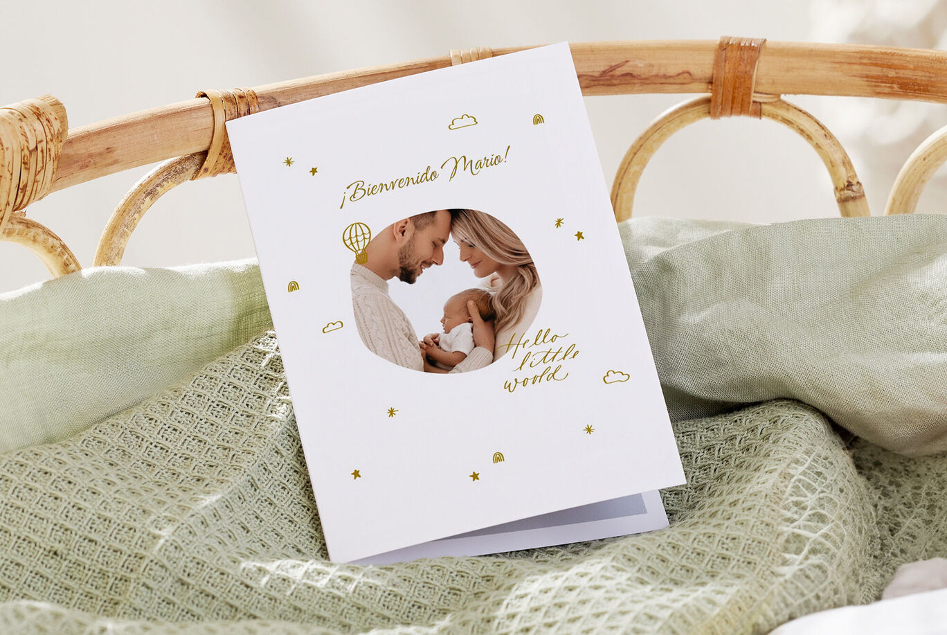 Hermosa tarjeta CEWE personalizada con un mensaje amoroso y acentos dorados.