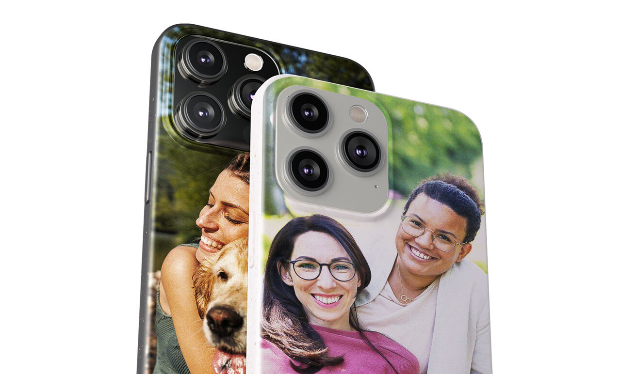Dos móviles con fundas fotográficas muestran momentos felices con un perro y una pareja.