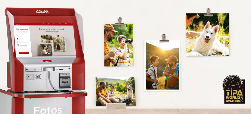 Fotoautomático de autoservicio de CEWE con fotos impresas en una pared.