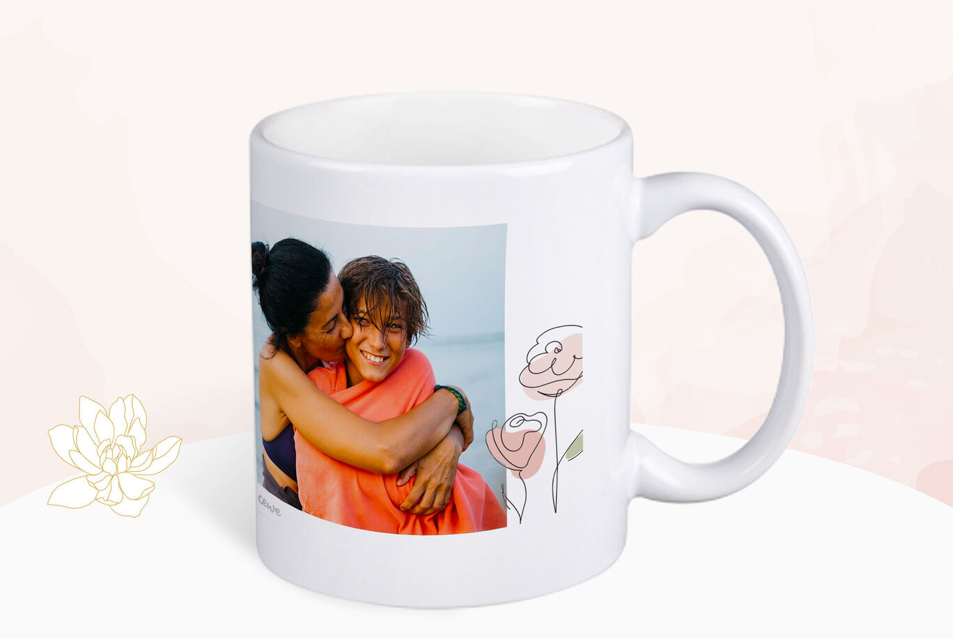 Un abrazo cariñoso entre amigas sobre una taza.