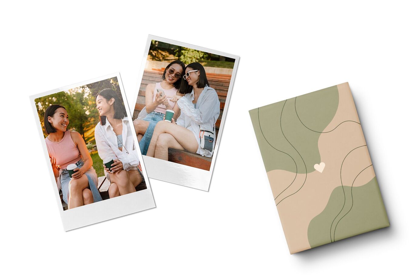 Dos fotos Polaroid de amigas en el jardín, junto a un libro de fotos CEWE.