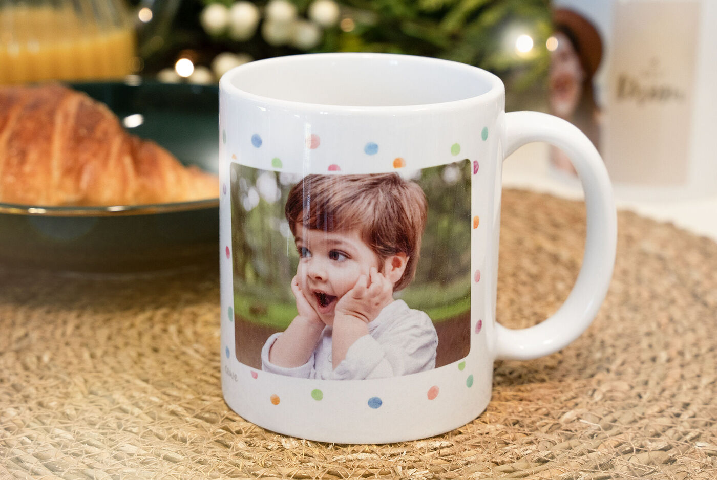 taza navideña con la foto de un niño pequeño y una plantilla creativa. Un regalo navideño ideal.