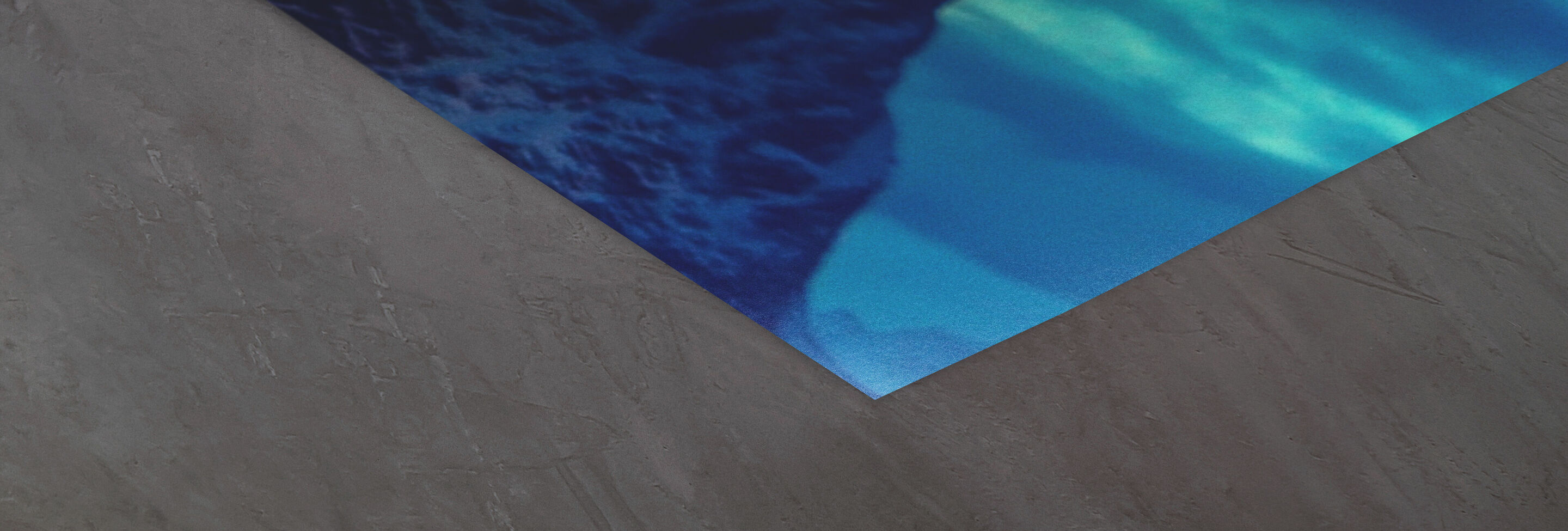 Primer plano con pared gris y una imagen azul brillante.