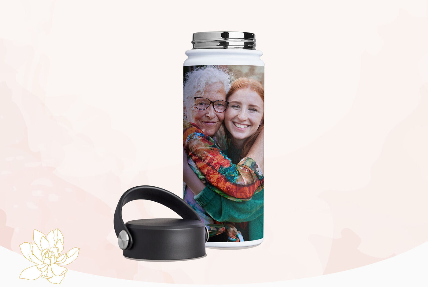 Una botella de bebida aislada con un diseño colorido y tapa negra sobre un fondo suave.