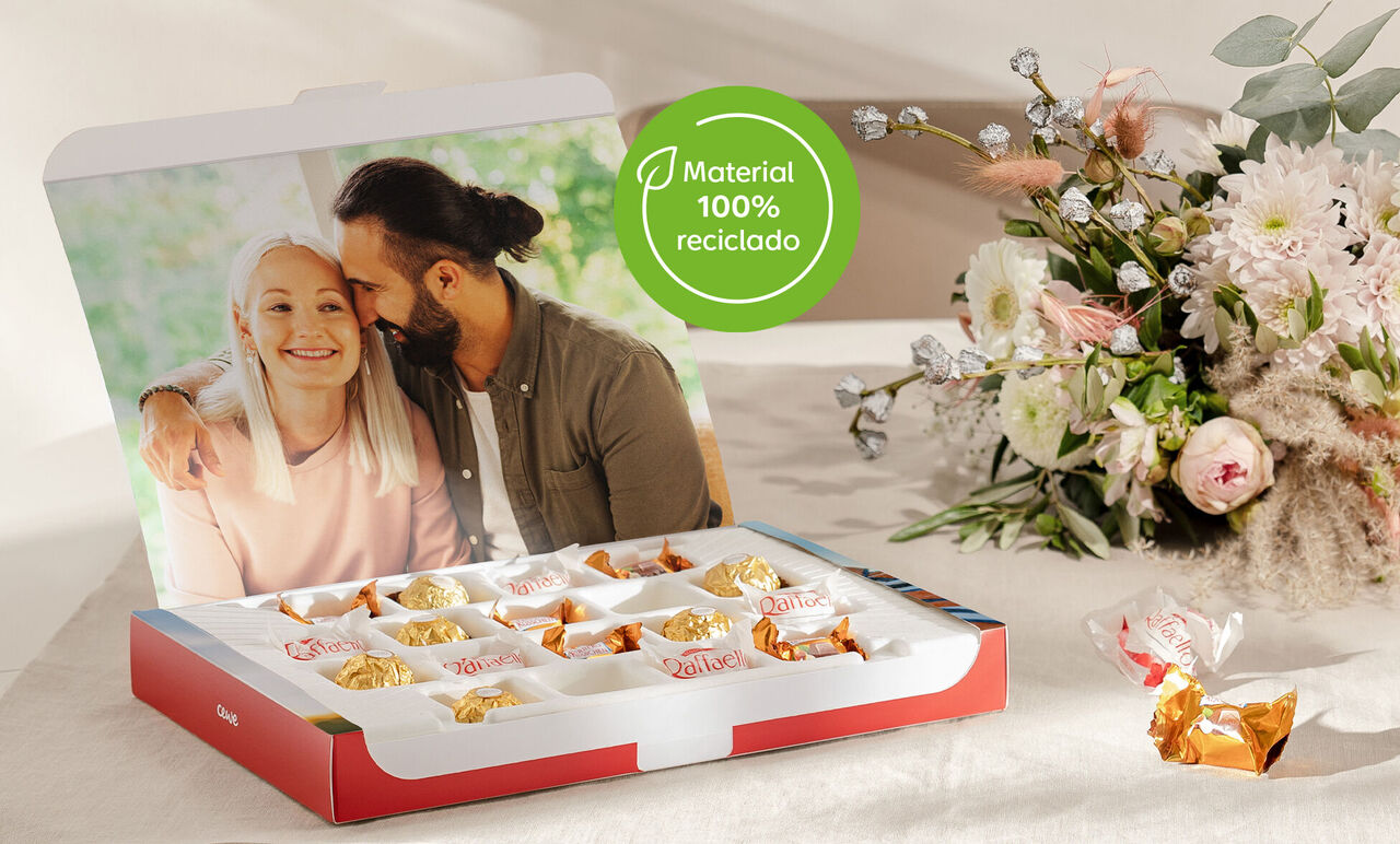 Una caja bellamente diseñada con dulces, rodeada de flores, evoca alegría y unión.