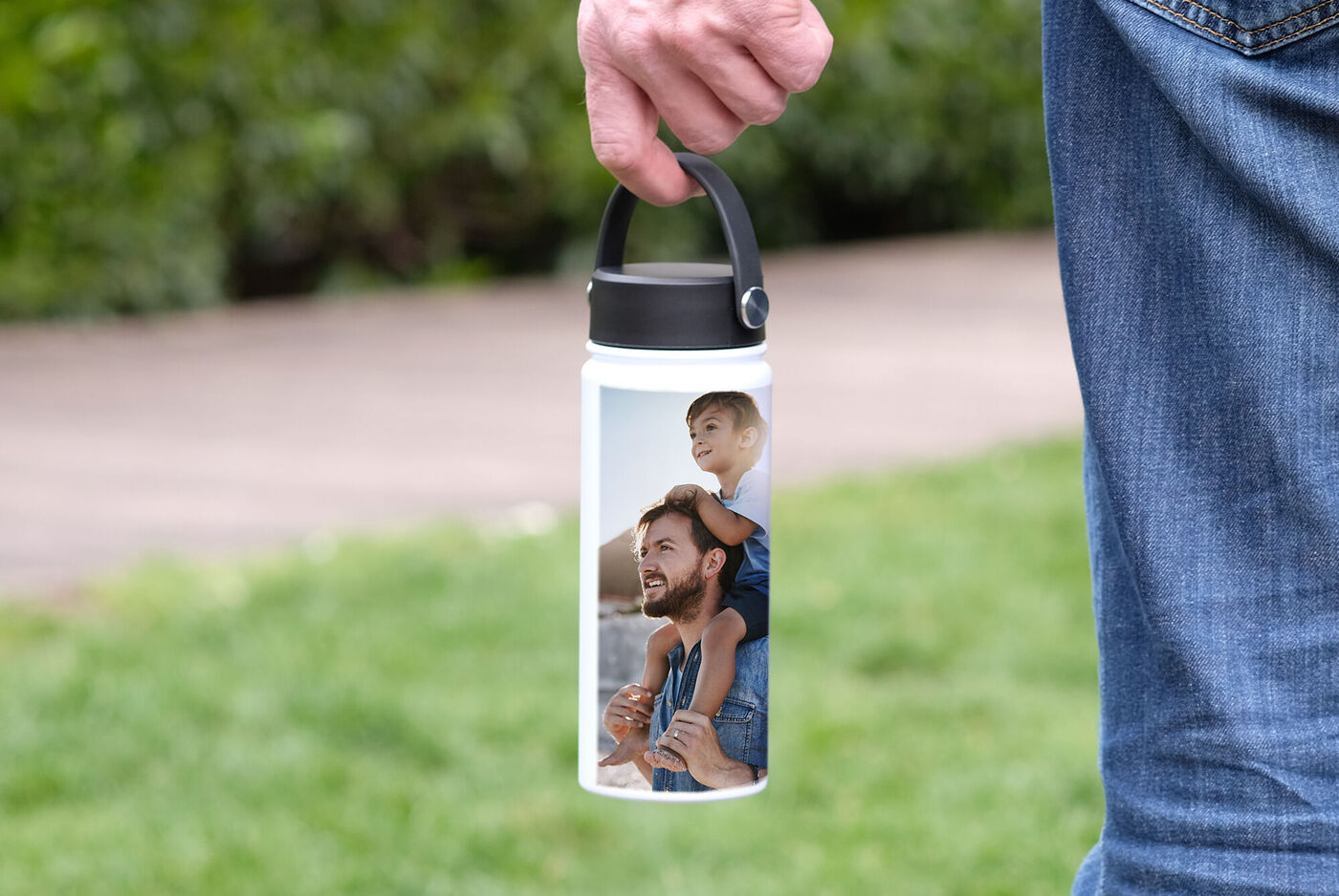 Botella de agua con foto personal de una familia feliz al aire libre
