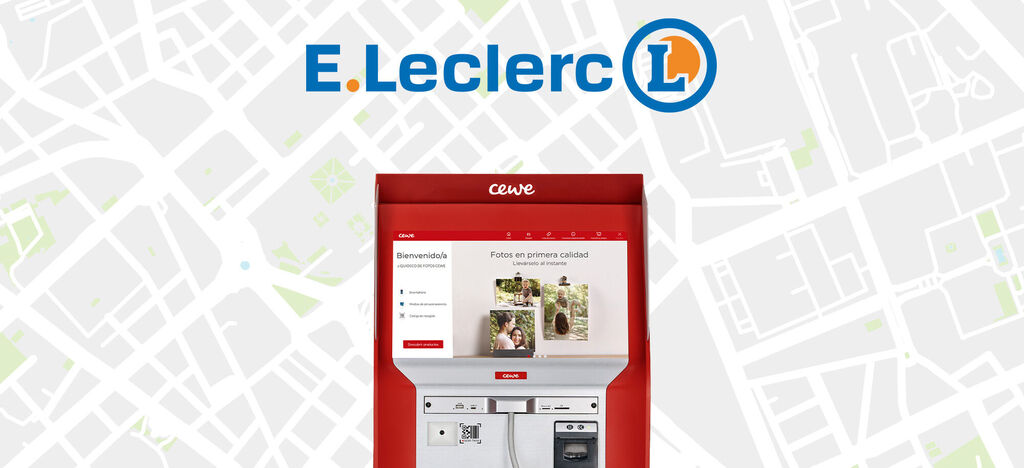 La imagen muestra un quiosco fotográfico CEWE en un mapa de la ciudad, con carcasa roja y pantalla.