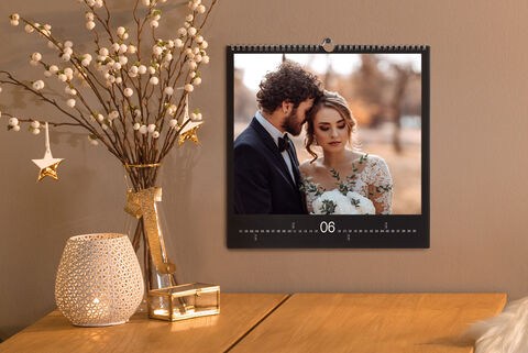 Hoja de calendario con una pareja en un lugar romántico, rodeados de elementos florales