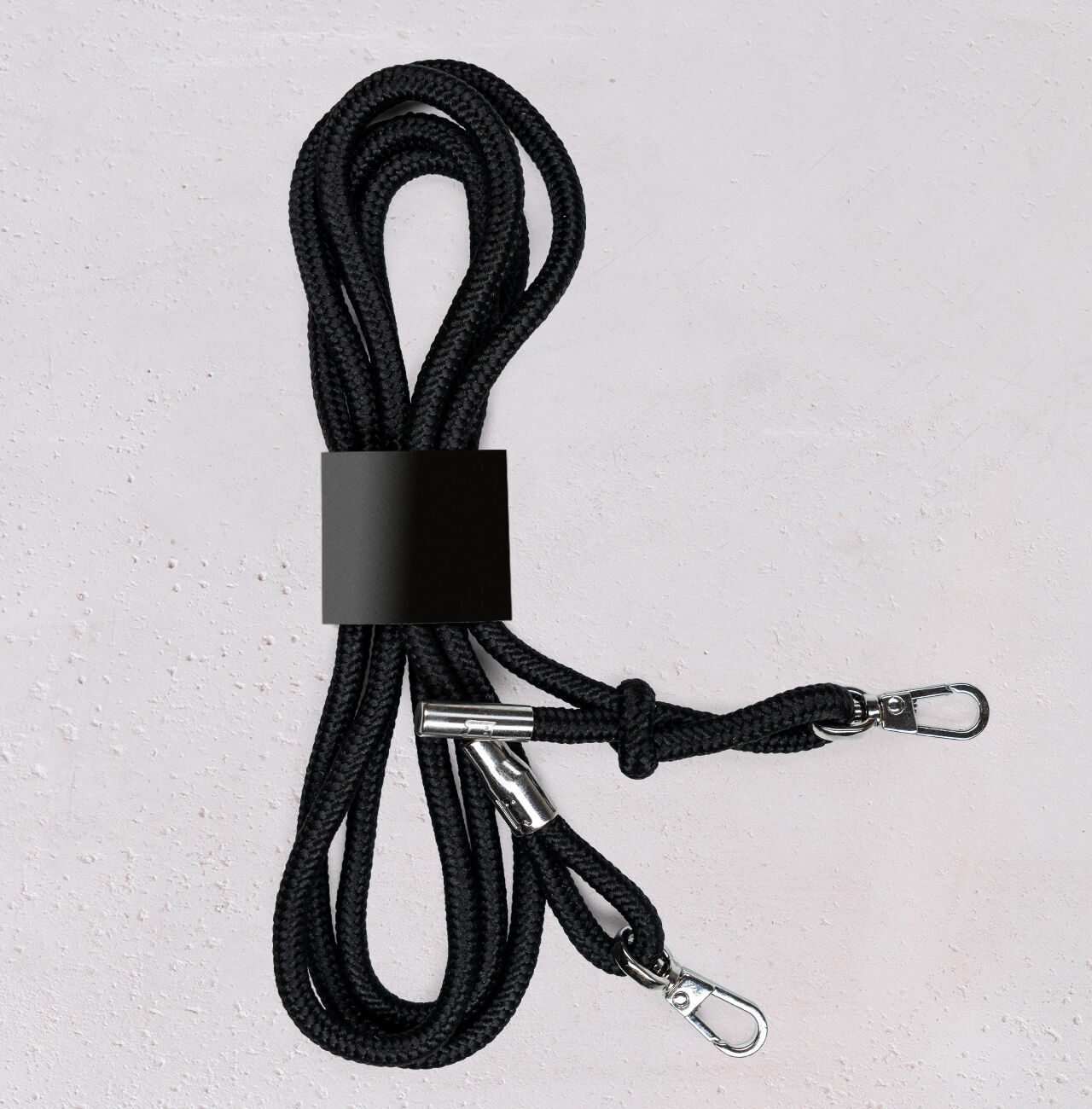 Par de cordones negros con cierres de gancho, bien organizados.