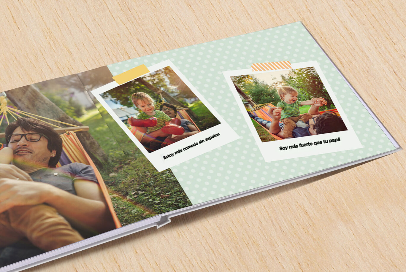 Un fotolibro abierto con dos fotos. A la izquierda un niño con su familia al aire libre.