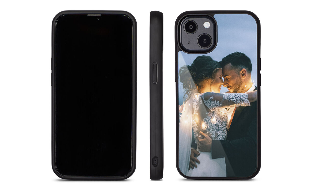Foto de boda de una pareja rodeada de luces.
