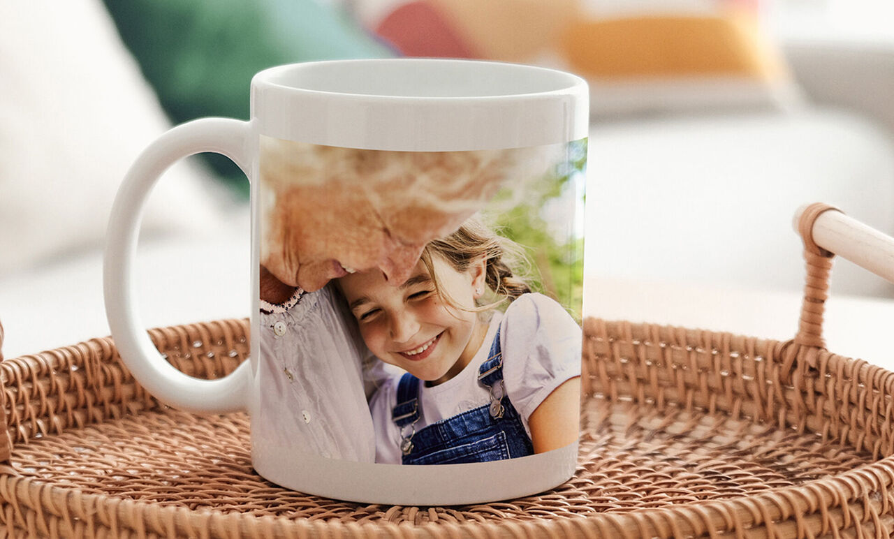 taza clásica personalizada con foto de una abuela con su nieta