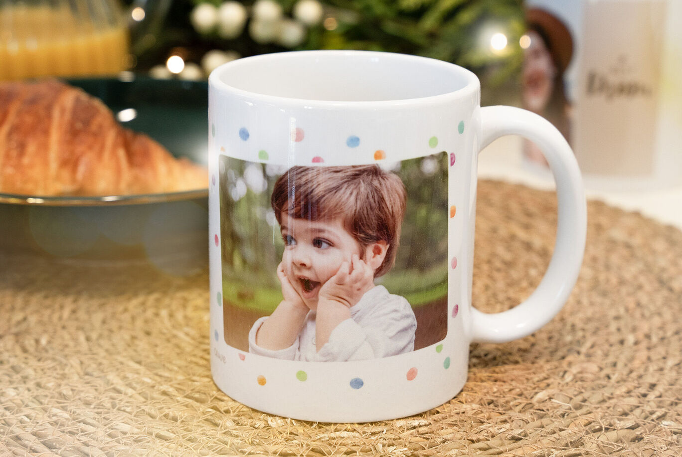 Una taza creativa con puntos coloridos que muestra una foto personal.