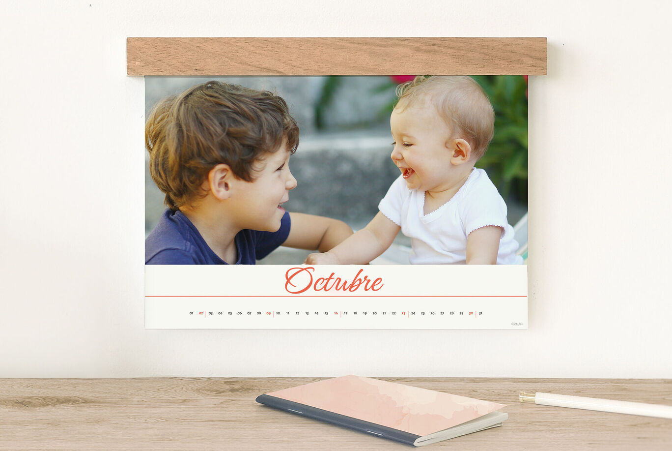 Un calendario muestra una página de octubre con dos niños interactuando.