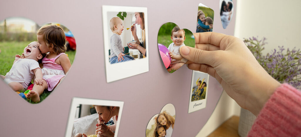 Una persona coloca fotos en una pared para mostrar momentos especiales.