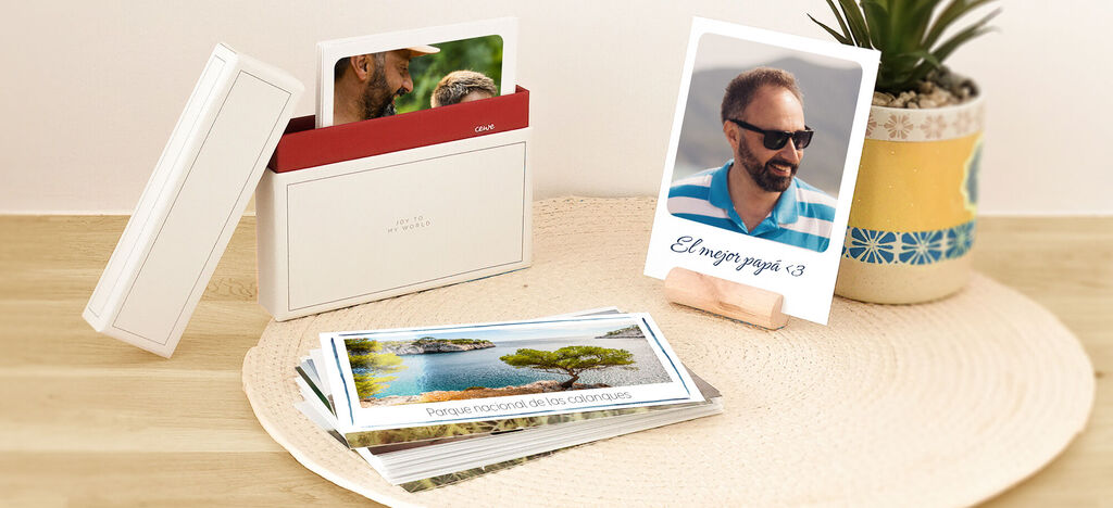 Una colección destacada de tarjetas de fotos en una elegante caja con una foto personal y un mensaje cariñoso.