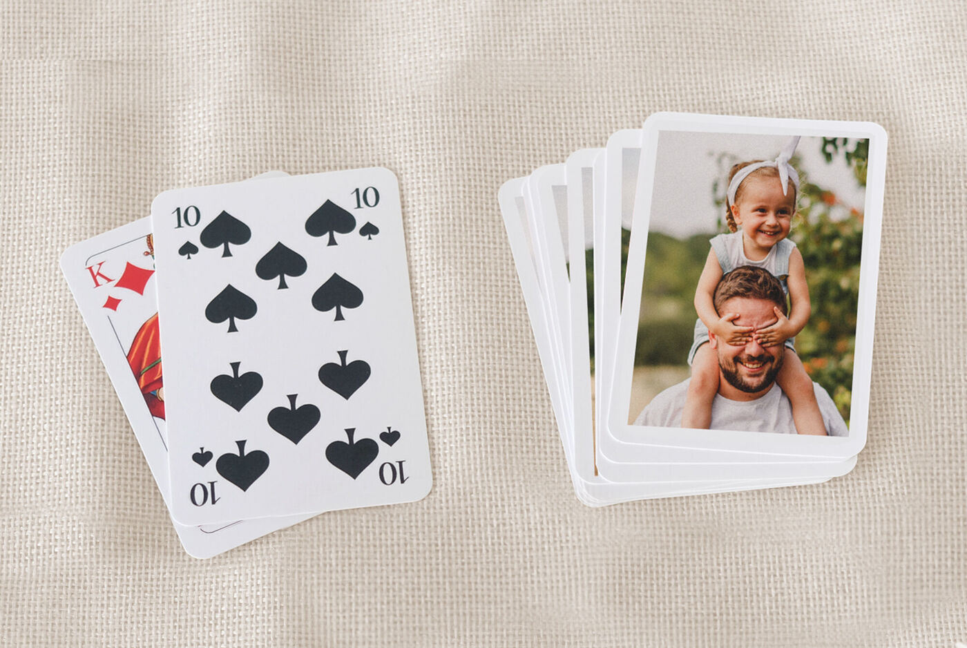 Dos juegos de cartas con cartas de juego y fotos de amigos.