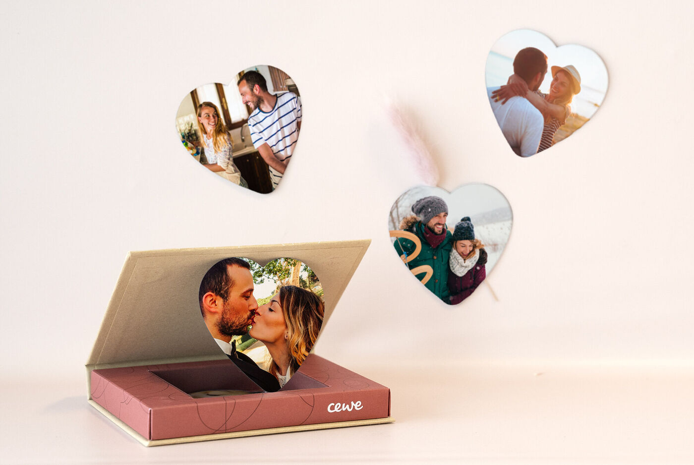 Un álbum de fotos en forma de corazón que captura recuerdos especiales.