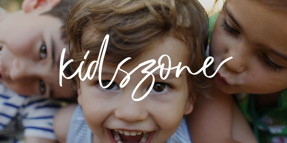Un niño feliz disfruta el tiempo con amigos al aire libre.
