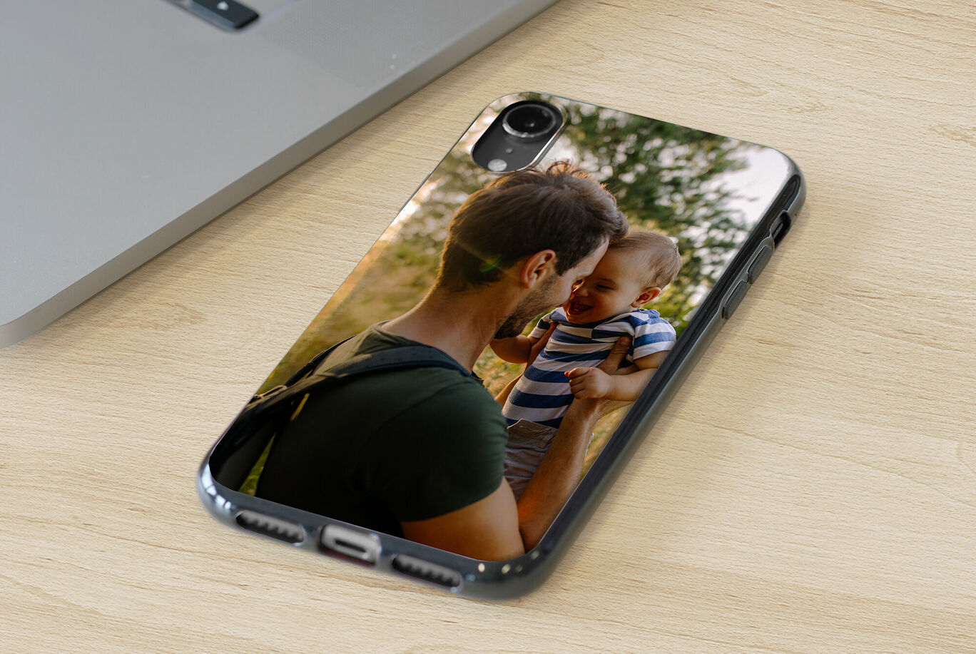 Un momento cariñoso entre padre y bebé en un parque.