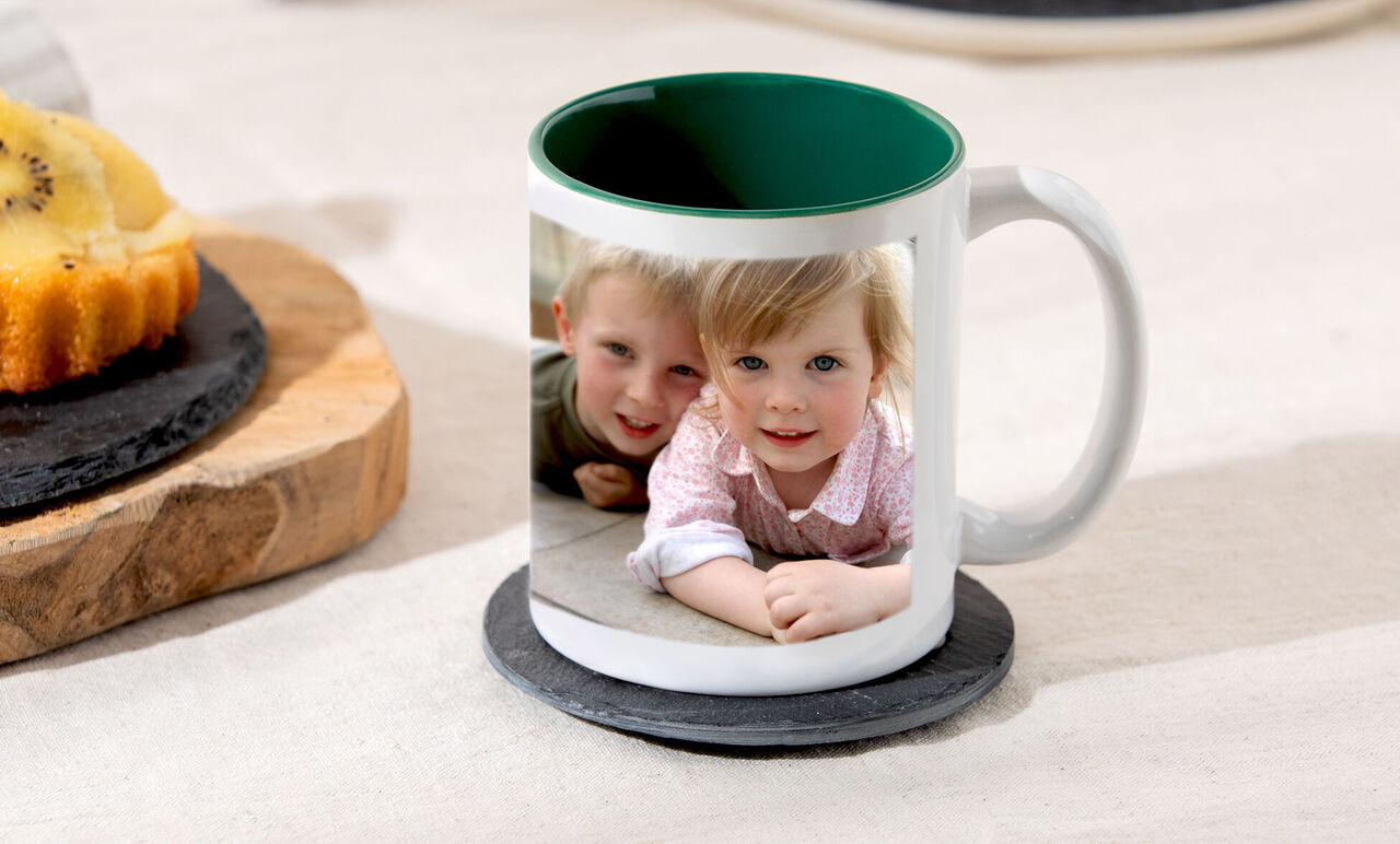 Taza con borde colorido y una foto personal.