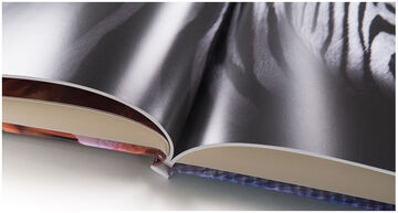 CEWE FOTOBUCH abierto con páginas brillantes