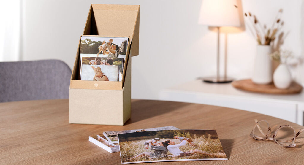 Un paquete fotográfico creativo con recuerdos sobre la mesa, cuidadosamente diseñado