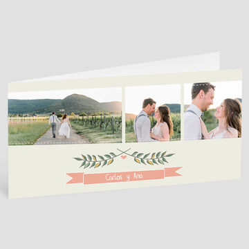 Una pareja feliz paseando románticamente en un caminito rodeado de naturaleza.