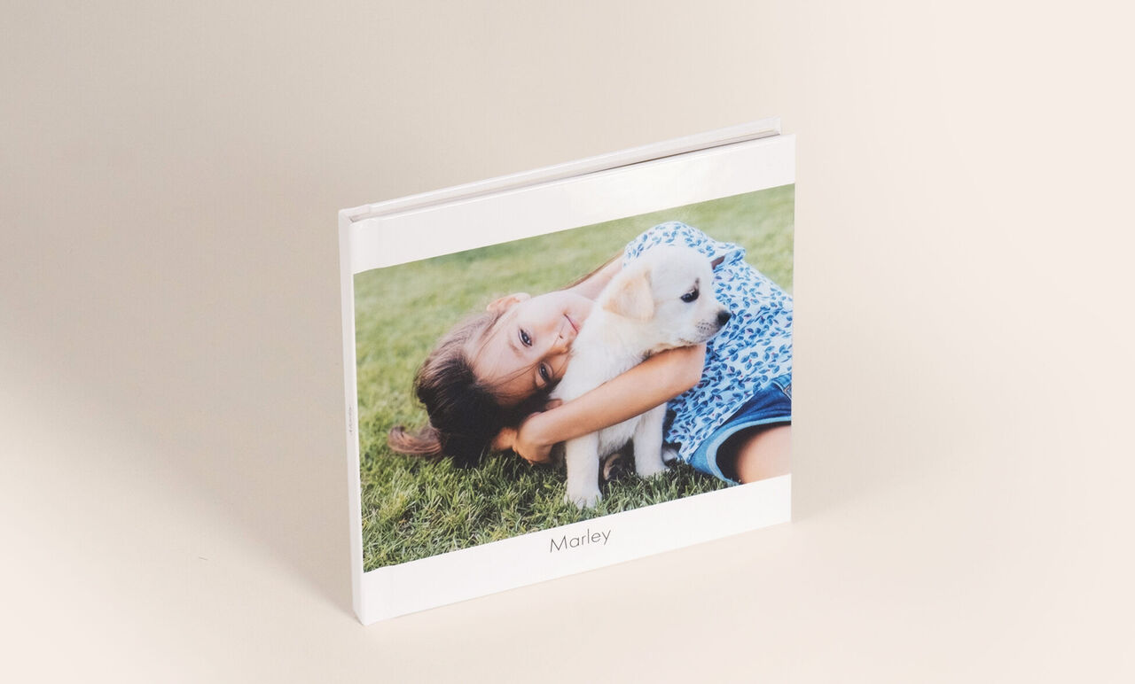 álbum de fotos pequeño cuadrado con foto de un niño y un perro