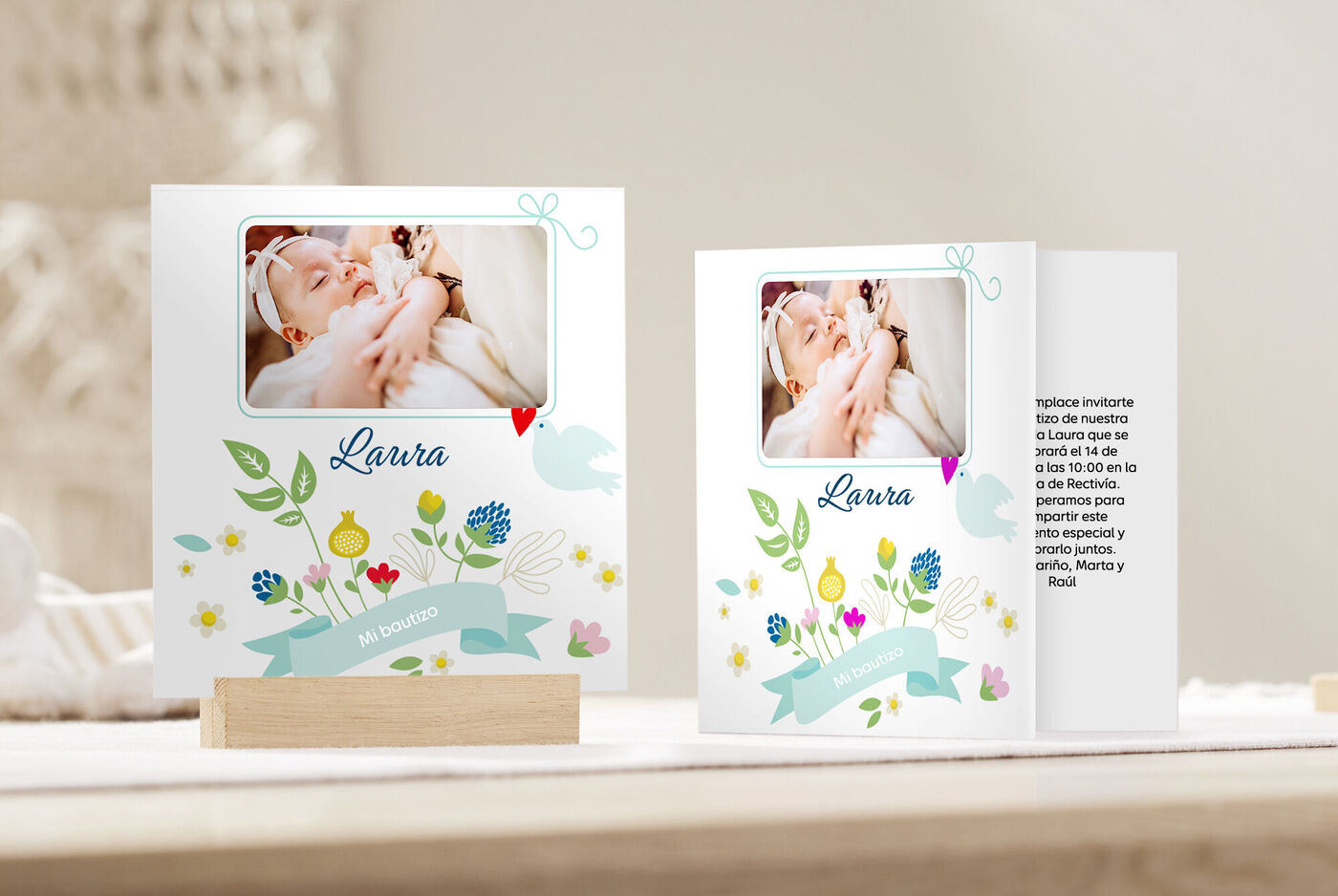 Dos hermosas tarjetas personalizadas de CEWE con fotos de bebés y coloridas flores.