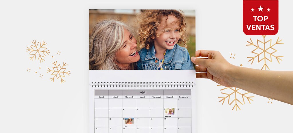 Mano sostiene un calendario CEWE con una imagen y una hoja mensual.