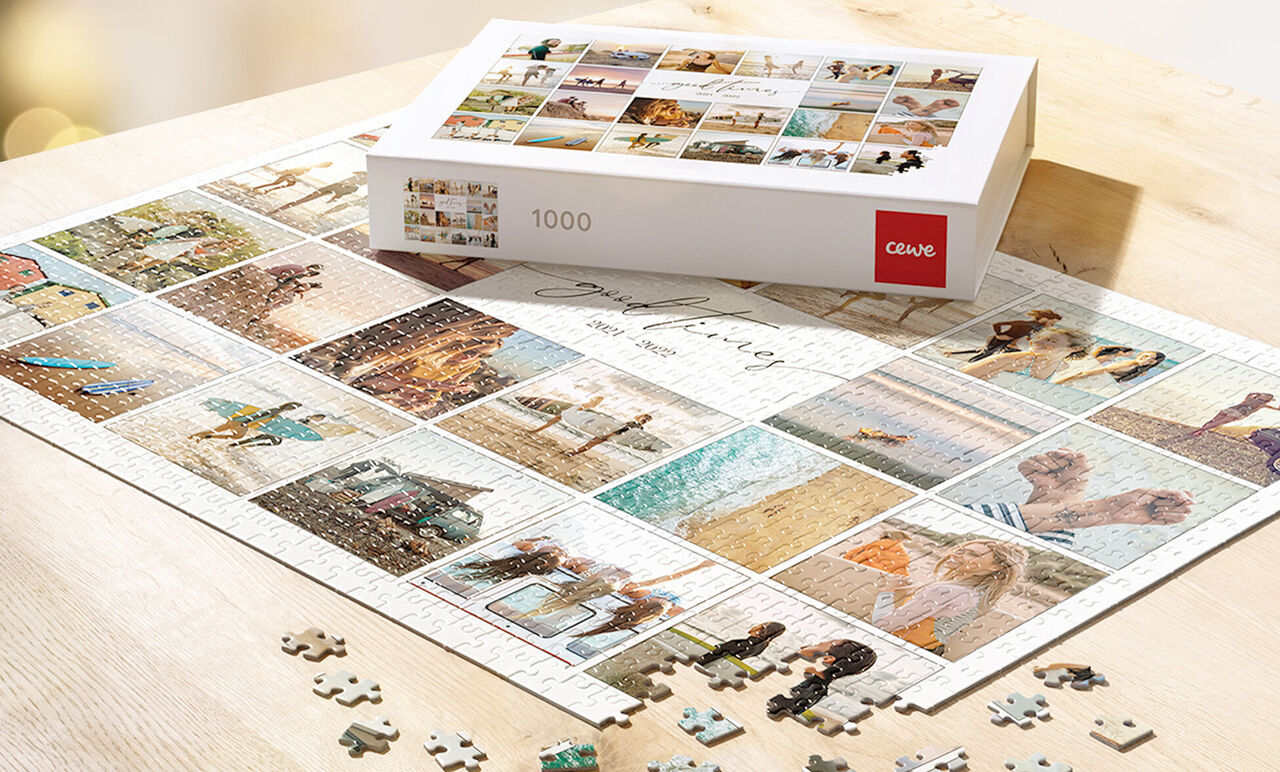 Un rompecabezas de 1000 piezas con muchas imágenes coloridas de recuerdos de vacaciones, que está parcialmente armado.
