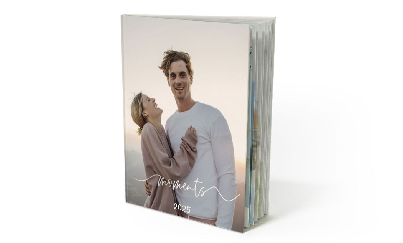 Un CEWE fotolibro amorosamente diseñado con el año 2024, capturando momentos inolvidables.