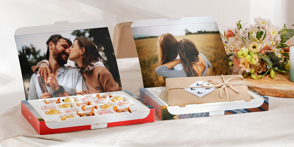 Un bonito set de regalo con dulces y una tarjeta creativa sobre una mesa, rodeado de naturaleza.