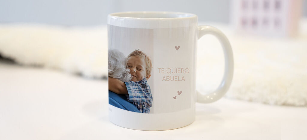 Una taza personalizada con una foto entrañable y el texto "Te quiero abuela".