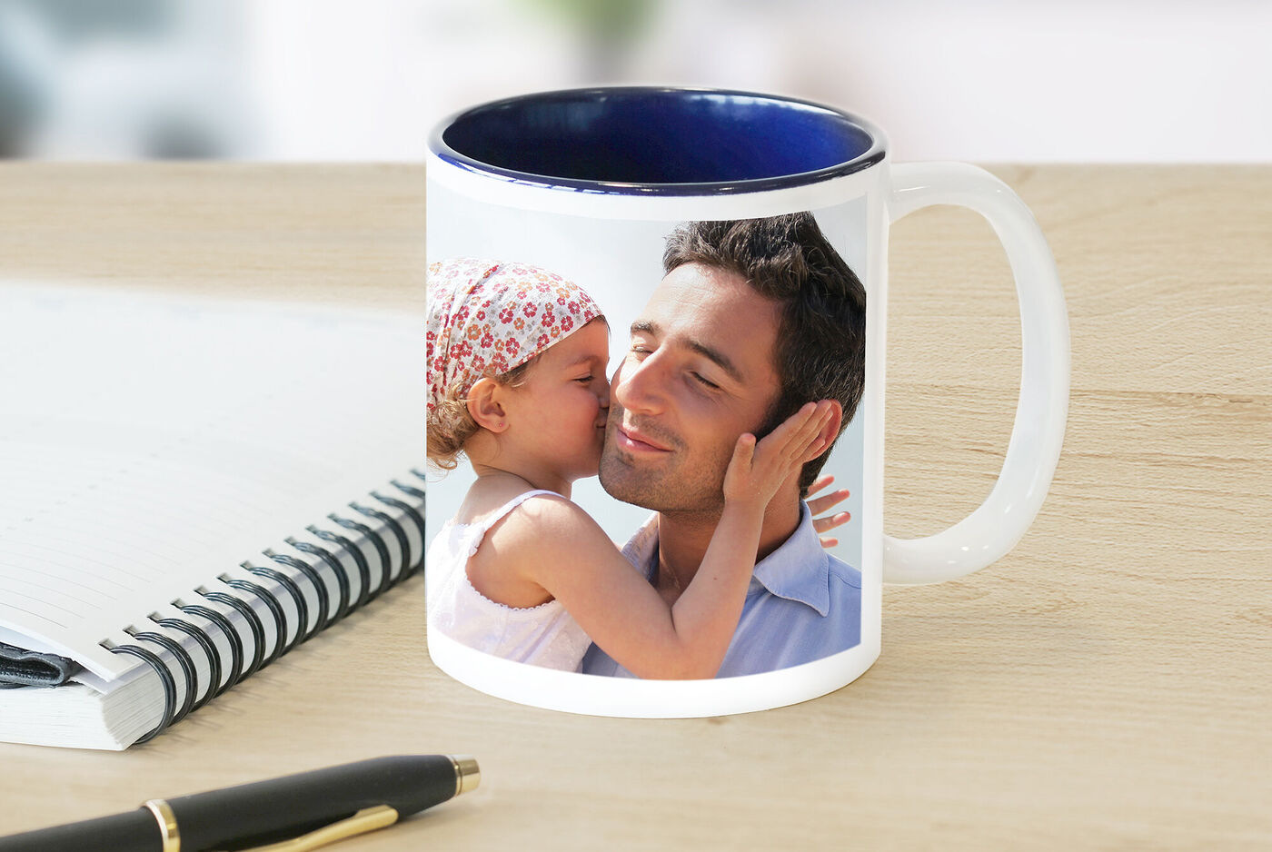 Una taza con una foto cariñosa de un abrazo.